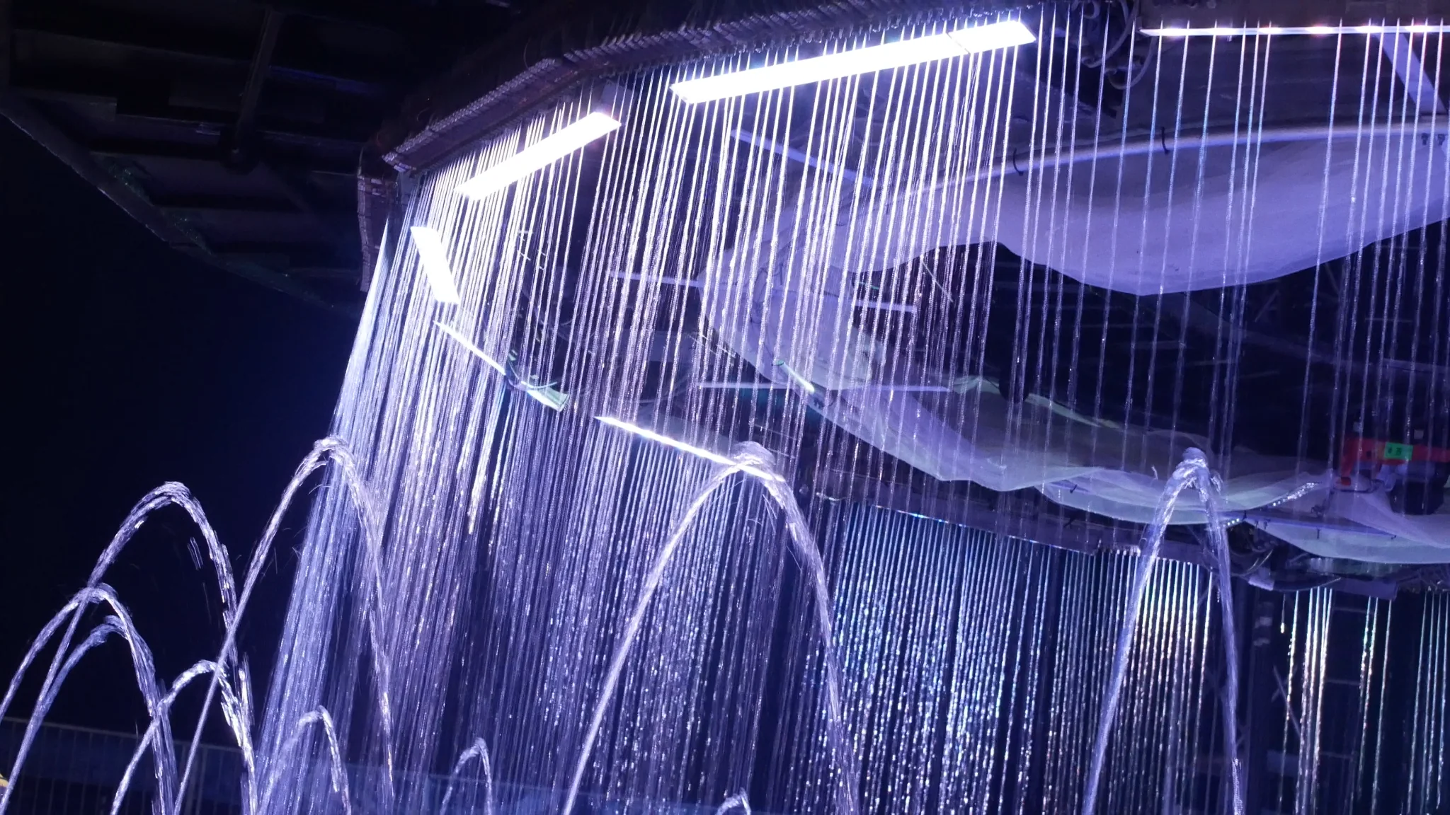 Water performance inside Cirque Italia